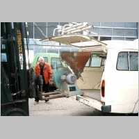 001-1144 Juli 2004-Die Schrotmuehle wird verladen. Sie ist eine Spende von Kurt Palis und passt gerade in den Ford.jpg